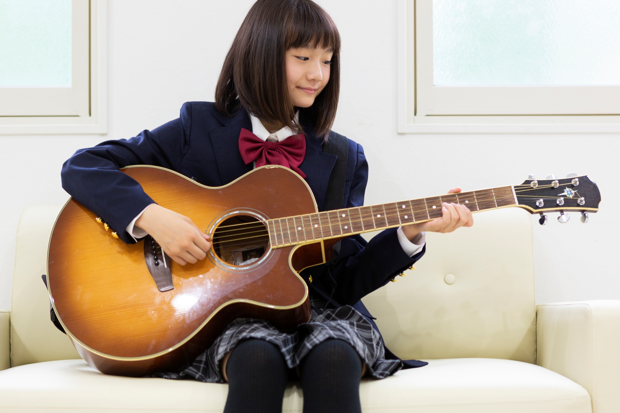 ギターを引く女子中学生